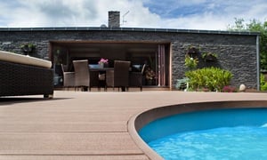 δαπεδα deck σε βίλα με πισίνα WOODEE Palisander με υψηλή αντοχή και φυσική υφή